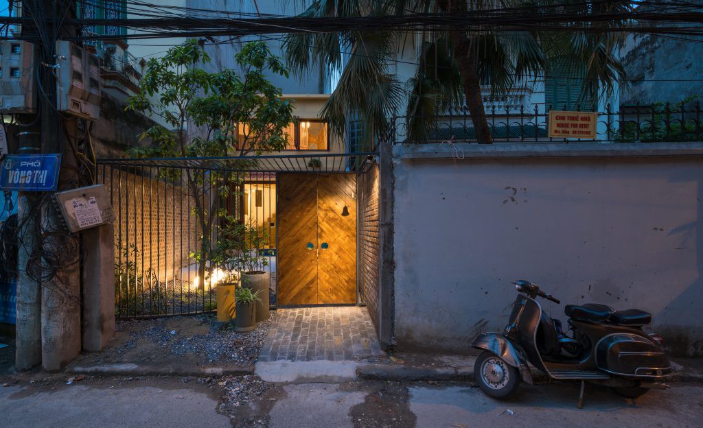 Ngôi nhà 30m² ở Tây Hồ, Hà Nội cho thấy: Khi hiện đại gặp xưa cũ sẽ tạo nên điều vô cùng kì diệu - Ảnh 1.