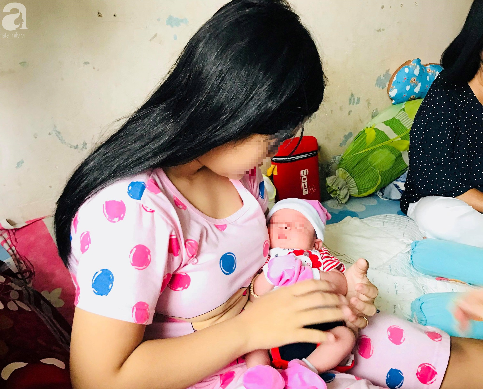 Vụ bé gái 14 tuổi bị mẹ bỏ, một mình chăm con trai nửa tháng tuổi: Kẻ xâm hại bé vừa lấy vợ, đang bị công an truy nã - Ảnh 2. Vụ bé gái 14 tuổi bị mẹ bỏ, một mình chăm con trai nửa tháng tuổi: Kẻ xâm hại bé vừa lấy vợ, đang bị công an truy nã - Ảnh 2.