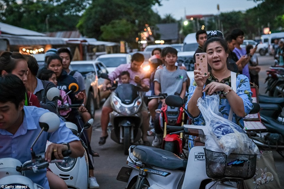 Người Thái Lan vỡ òa hạnh phúc, mở tiệc xuyên đêm sau khi đội bóng nhí được giải cứu - Ảnh 1.