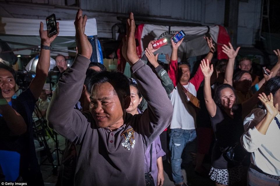 Người Thái Lan vỡ òa hạnh phúc, mở tiệc xuyên đêm sau khi đội bóng nhí được giải cứu - Ảnh 3.