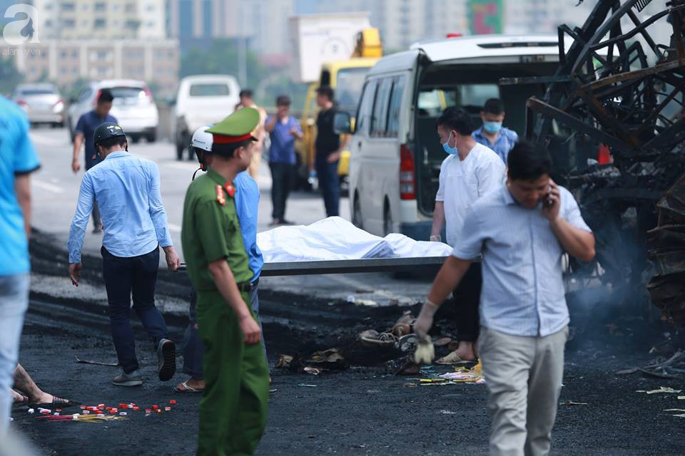 Người nhà khóc ngất đón thi thể người phụ nữ mang bầu 6 tháng tử vong trong vụ cháy xe khách ở Hà Nội - Ảnh 10.