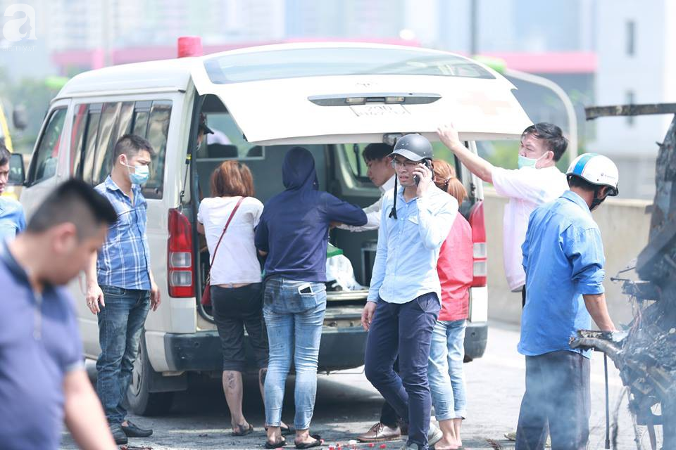 Người nhà khóc ngất đón thi thể người phụ nữ mang bầu 6 tháng tử vong trong vụ cháy xe khách ở Hà Nội - Ảnh 9.