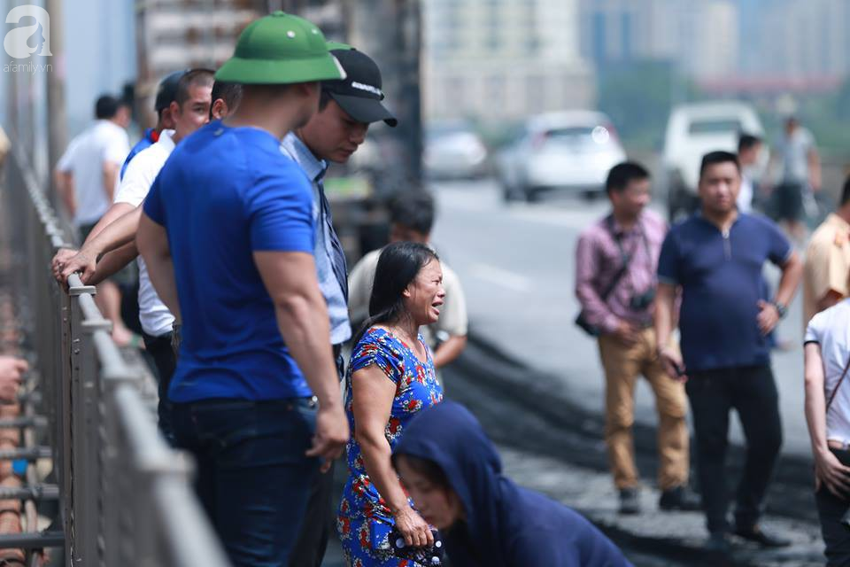 Người nhà khóc ngất đón thi thể người phụ nữ mang bầu 6 tháng tử vong trong vụ cháy xe khách ở Hà Nội - Ảnh 7.