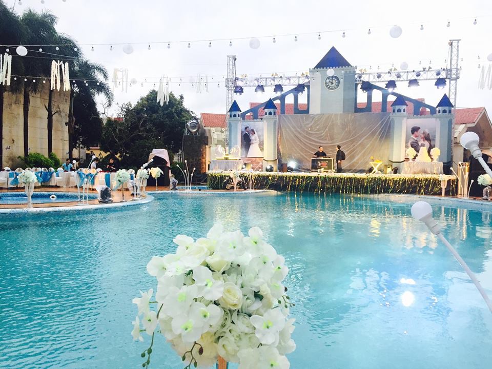 Lễ báo hỉ hoành tráng pool party ở Buôn Mê Thuột riêng tiền trang trí hết 200 triêu, 1.000 khách mời, sân khấu như lâu đài - Ảnh 13.