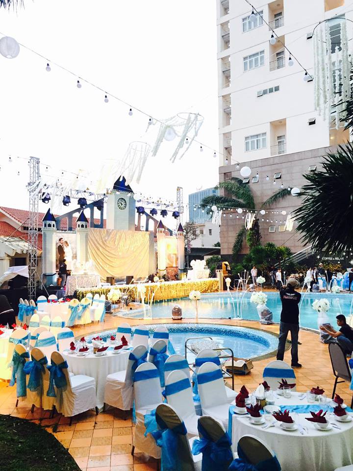 Lễ báo hỉ hoành tráng pool party ở Buôn Mê Thuột riêng tiền trang trí hết 200 triêu, 1.000 khách mời, sân khấu như lâu đài - Ảnh 1.