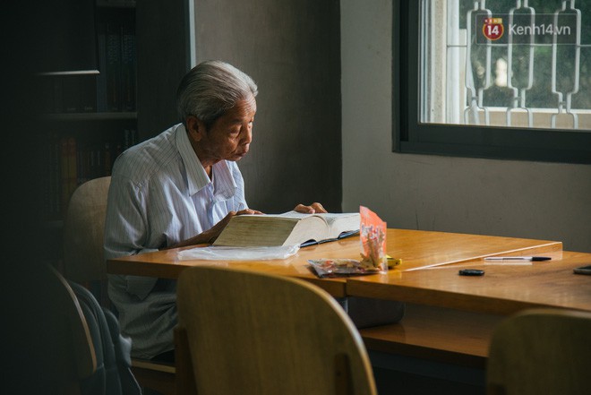 Chuyện ông cụ 77 tuổi ngồi ở thư viện Sài Gòn từ sáng đến tối mịt: Ăn cơm từ thiện, luyện học tiếng Anh - Ảnh 2.
