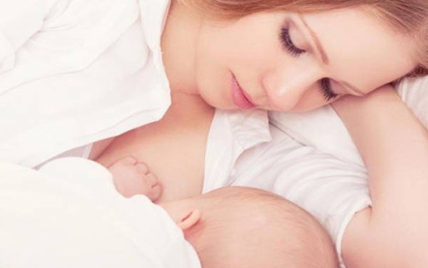 Những sai lầm cực kỳ nguy hiểm mà các mẹ hay mắc phải khi chăm trẻ sơ sinh - Ảnh 3.