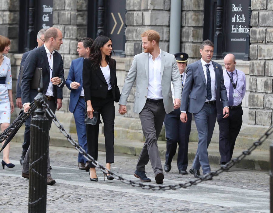 Meghan cùng chồng liên tục thể hiện tình cảm, Harry nói về việc sinh con trong chuyến công du đầu tiên - Ảnh 5.