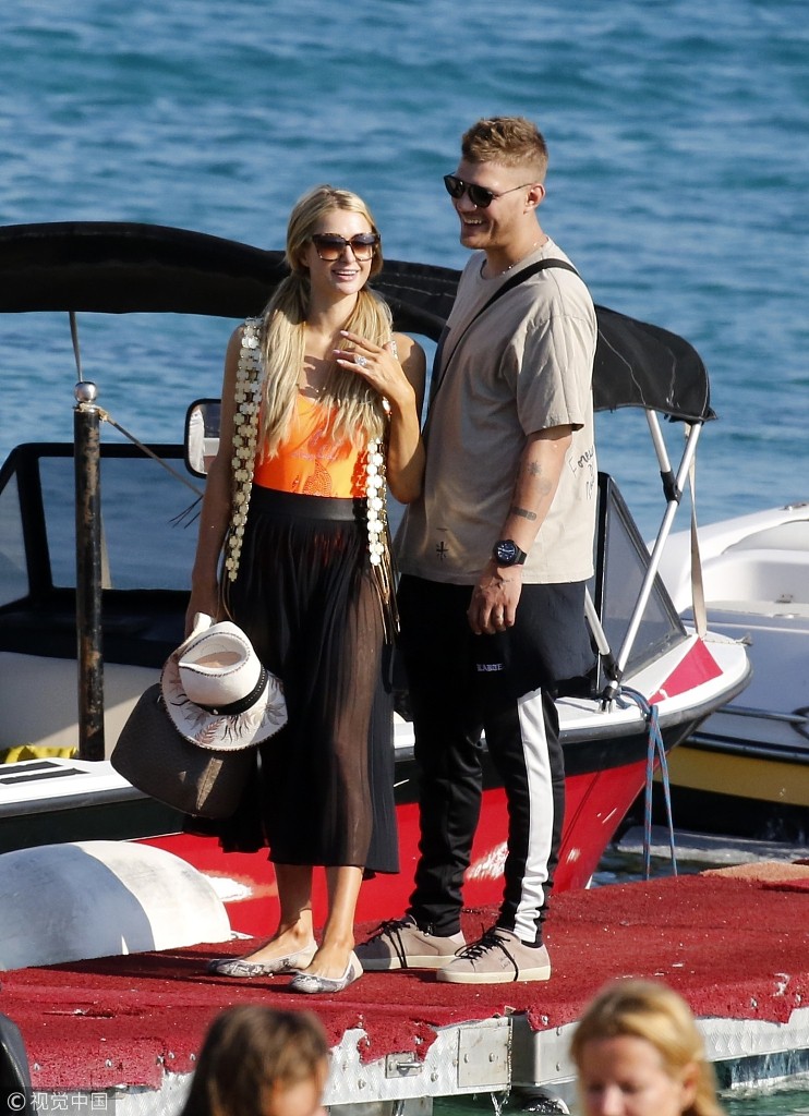 “Yêu nữ hàng hiệu“ Paris Hilton diện áo tắm phá cách, hạnh phúc đi biển cùng hôn phu kém tuổi - Ảnh 1.