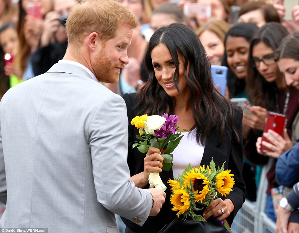 Meghan cùng chồng liên tục thể hiện tình cảm, Harry nói về việc sinh con trong chuyến công du đầu tiên - Ảnh 6.