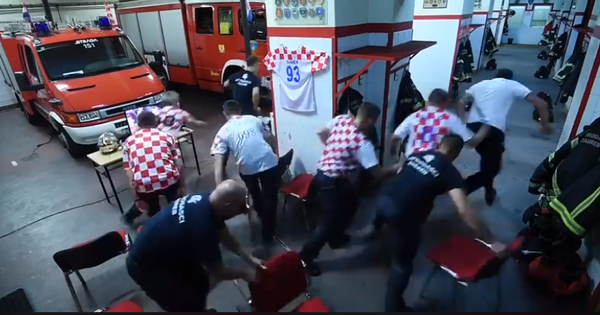 Clip: Lính cứu hỏa Croatia bỏ dở loạt luân lưu của đội nhà ở trận tứ kết World Cup, mất đúng 18 giây để lên đường khi có nhiệm vụ - Ảnh 2.