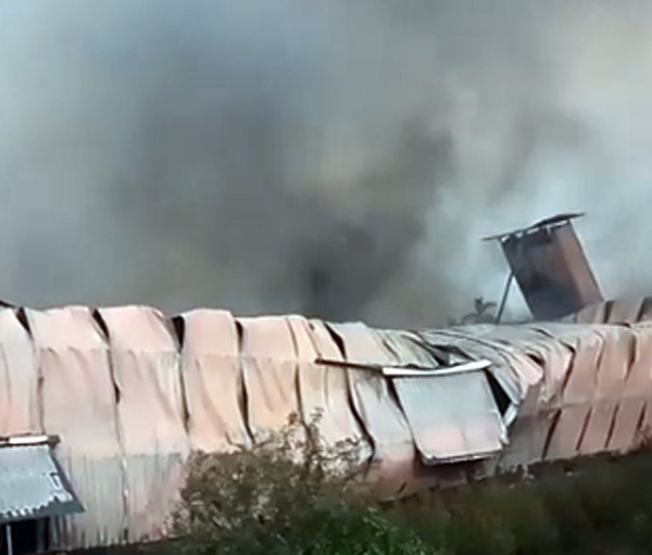 Hà Nội: Cháy nhà xưởng rộng hàng trăm mét, nhiều người bỏ chạy thoát thân - Ảnh 2.