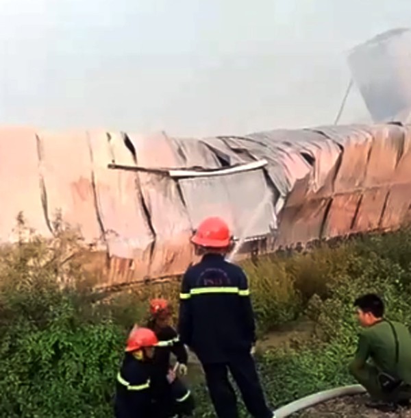 Hà Nội: Cháy nhà xưởng rộng hàng trăm mét, nhiều người bỏ chạy thoát thân - Ảnh 3.