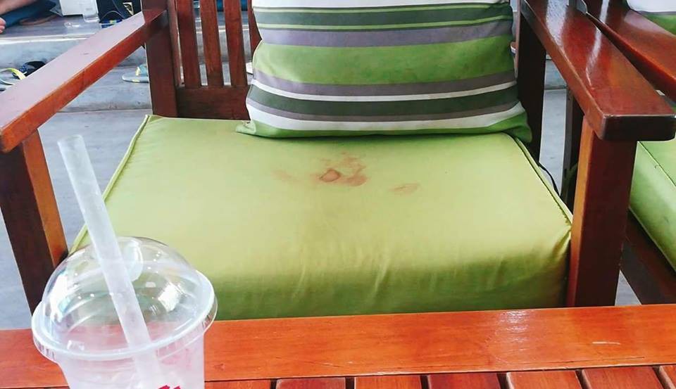 Khách nữ ra về để lại vệt to đùng màu đỏ trên nệm ghế, nhân viên quán cafe đỏ mặt không biết lau kiểu gì - Ảnh 2.