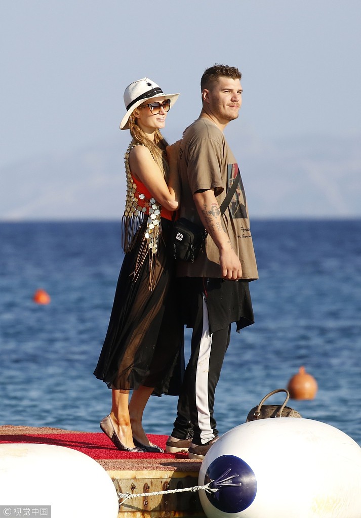 “Yêu nữ hàng hiệu“ Paris Hilton diện áo tắm phá cách, hạnh phúc đi biển cùng hôn phu kém tuổi - Ảnh 3.