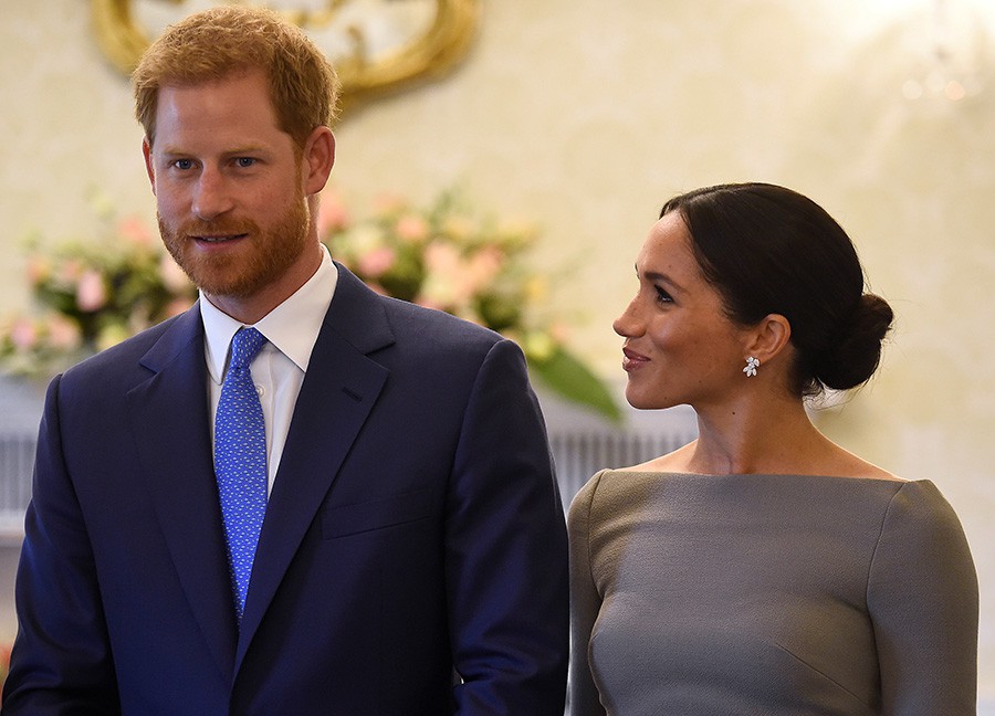 Meghan cùng chồng liên tục thể hiện tình cảm, Harry nói về việc sinh con trong chuyến công du đầu tiên - Ảnh 2.