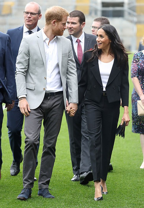 Meghan cùng chồng liên tục thể hiện tình cảm, Harry nói về việc sinh con trong chuyến công du đầu tiên - Ảnh 4. Meghan cùng chồng liên tục thể hiện tình cảm, Harry nói về việc sinh con trong chuyến công du đầu tiên - Ảnh 4.