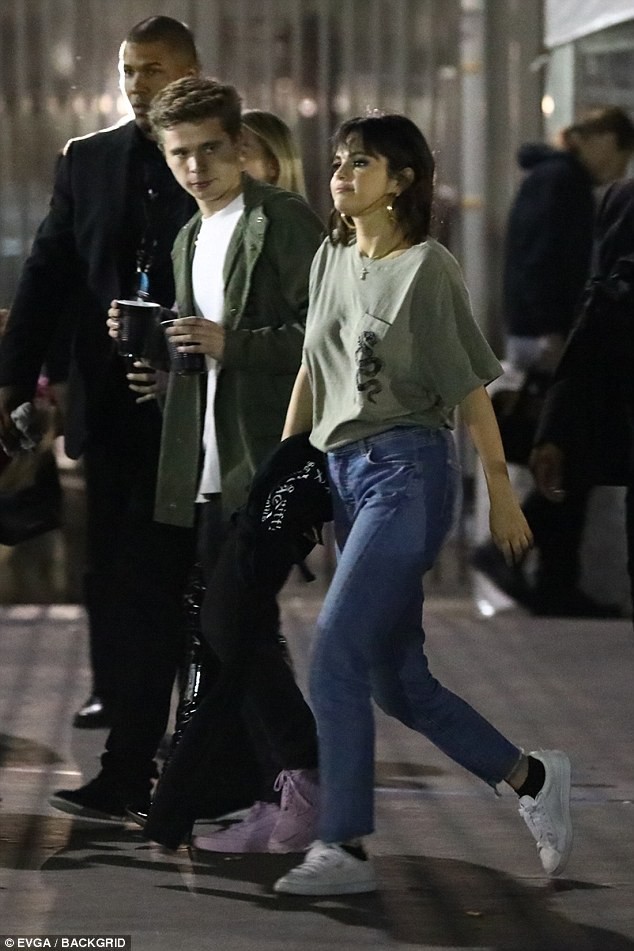 Tiết lộ danh tính chàng bạn trai tin đồn trông giống Brooklyn Beckham của Selena Gomez - Ảnh 4.