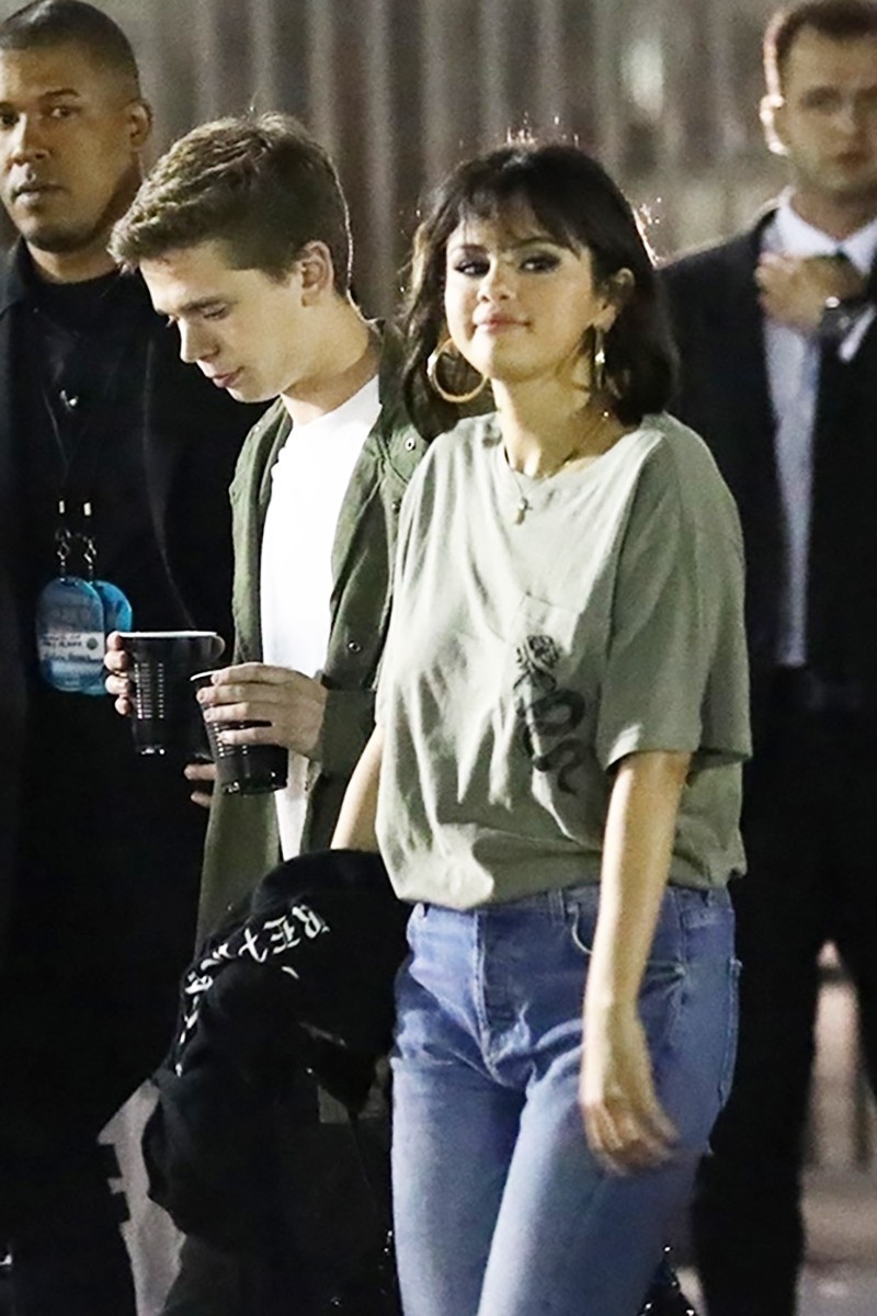 Tiết lộ danh tính chàng bạn trai tin đồn trông giống Brooklyn Beckham của Selena Gomez - Ảnh 1.