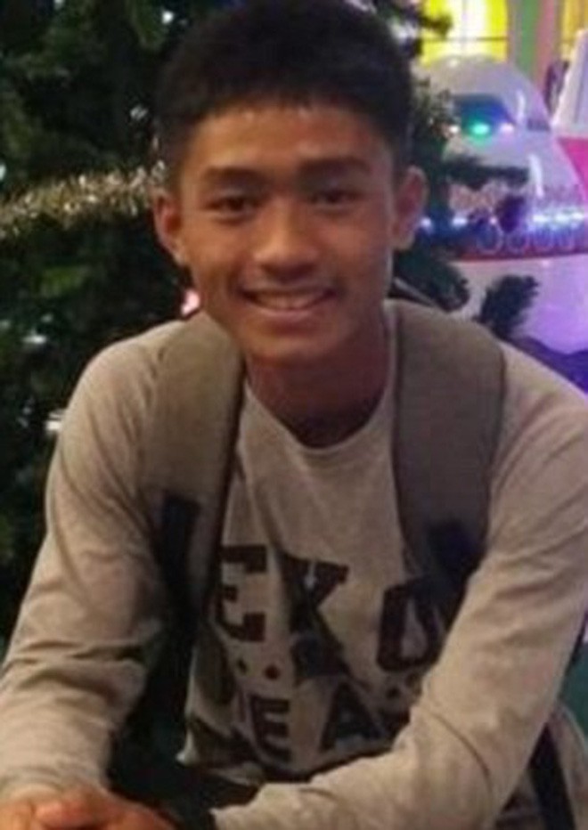 Điều ít biết về cậu bé duy nhất trong đội bóng Thái thông thạo tiếng Anh và nói chuyện được với thợ lặn nước ngoài - Ảnh 2.