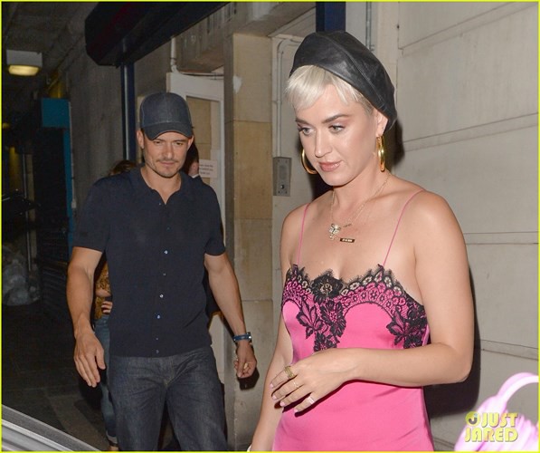 Katy Perry lên đồ mỏng manh như mặc váy ngủ khi hẹn hò cùng  Orlando Bloom - Ảnh 2.