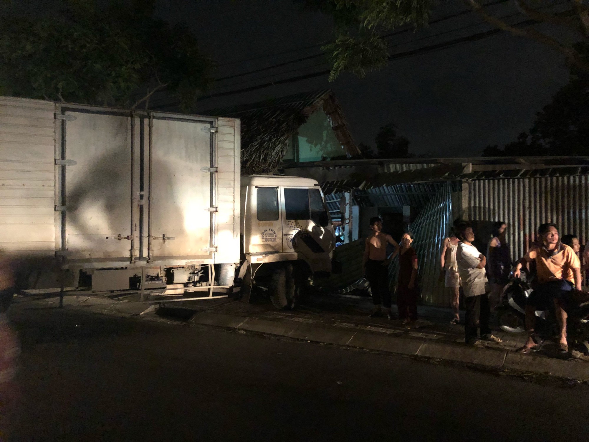 TP.HCM: Hoảng sợ khi xe container liên tiếp tông sập nhà dân, cuốn xe máy vào gầm khiến một người tử vong - Ảnh 3.