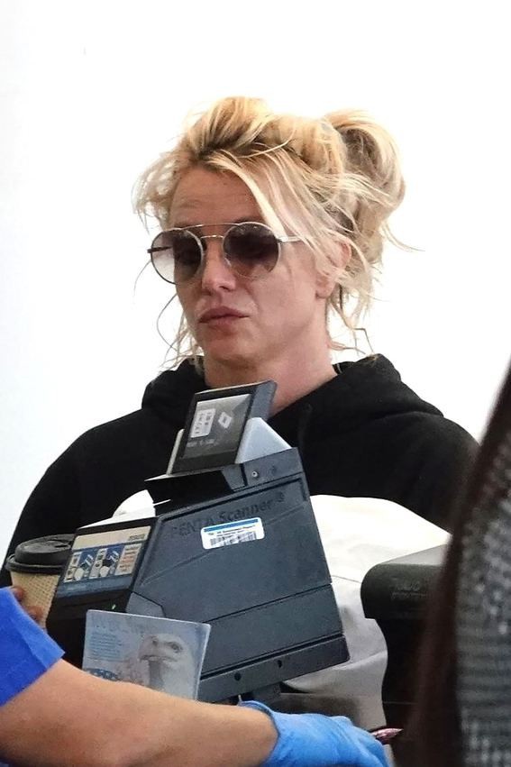 Xuề xòa hết sức ra sân bay, Britney Spears bị netizen Hàn dìm hàng tơi tả - Ảnh 1.