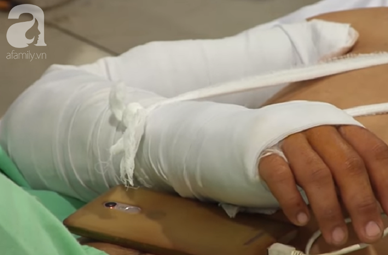 Đang nằm trong bệnh viện, người đàn ông bất ngờ dùng kéo đâm 5 nhát vào tim mình - Ảnh 1. Đang nằm trong bệnh viện, người đàn ông bất ngờ dùng kéo đâm 5 nhát vào tim mình - Ảnh 1.