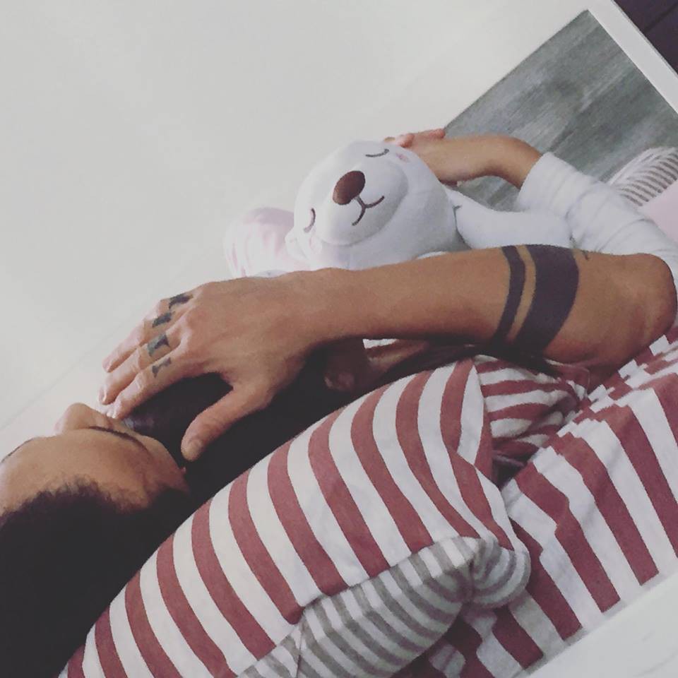 Trốn showbiz, Phạm Anh Khoa ở nhà chơi với con qua ống kính bà xã Thùy Trang - Ảnh 2. Trốn showbiz, Phạm Anh Khoa ở nhà chơi với con qua ống kính bà xã Thùy Trang - Ảnh 2.