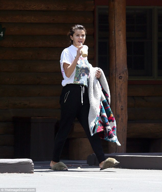 Sự thật về mối quan hệ của Selena Gomez với bạn trai tin đồn trông giống Brooklyn Beckham - Ảnh 2.