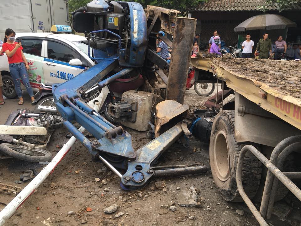 Hưng Yên: Tai nạn tàu hỏa khiến nhiều phương tiện giao thông hư hỏng nặng - Ảnh 3.