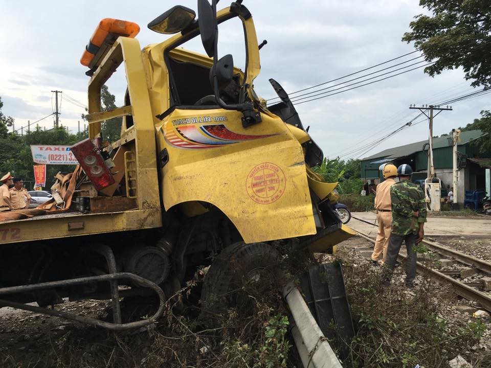 Hưng Yên: Tai nạn tàu hỏa khiến nhiều phương tiện giao thông hư hỏng nặng - Ảnh 2.