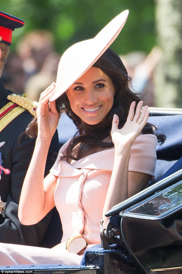 Meghan Markle bị chỉ trích khi tiền trang phục trong 2 tháng của cô còn nhiều hơn tủ quần áo cả năm của Kate Middleton - Ảnh 2.