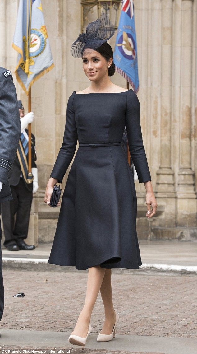 Meghan Markle bị chỉ trích khi tiền trang phục trong 2 tháng của cô còn nhiều hơn tủ quần áo cả năm của Kate Middleton - Ảnh 11.