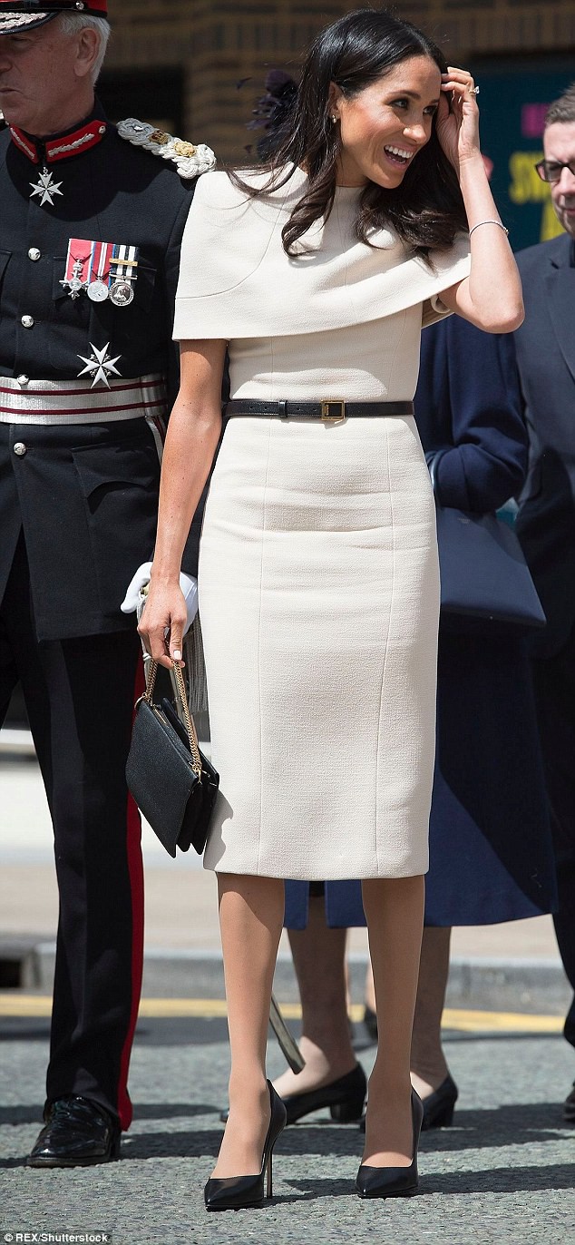 Meghan Markle bị chỉ trích khi tiền trang phục trong 2 tháng của cô còn nhiều hơn tủ quần áo cả năm của Kate Middleton - Ảnh 3.