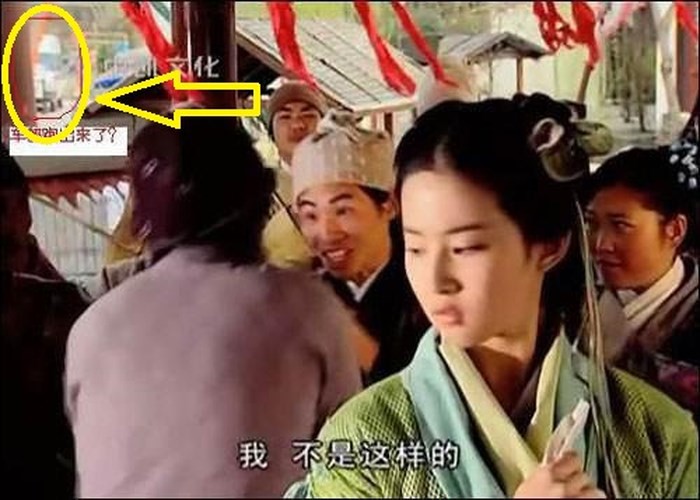 Cười bò với sạn ngớ ngẩn trong phim Hoa ngữ: Đồ vật hiện đại xuyên không về thời xưa, diễn viên quần chúng bất chấp phá hoại cảnh quay - Ảnh 5.
