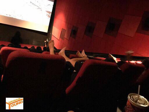 Hình ảnh cô gái kém duyên ngồi lên đùi bạn trai trong rạp chiếu phim nhận nhiềugạch đá trên MXH - Ảnh 4.