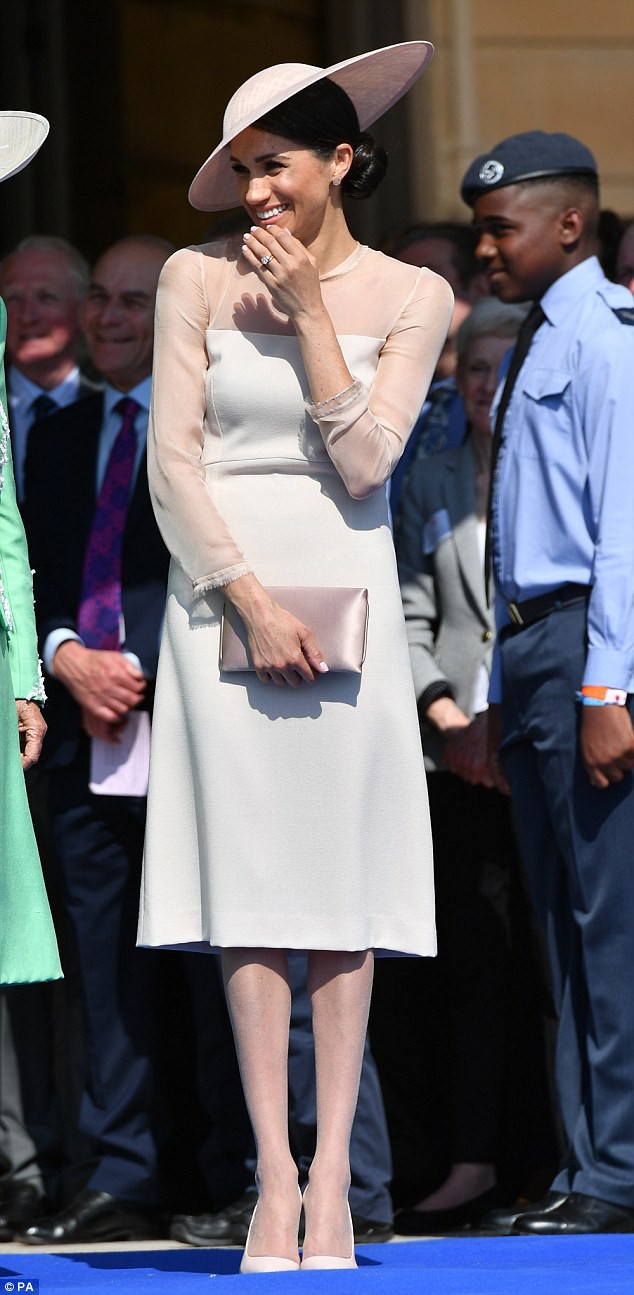 Meghan Markle bị chỉ trích khi tiền trang phục trong 2 tháng của cô còn nhiều hơn tủ quần áo cả năm của Kate Middleton - Ảnh 4.