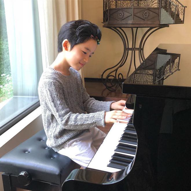Sao nhí 9 tuổi của Thư ký Kim bỗng trở thành hiện tượng, đã điển trai lại đa tài, chơi piano, múa ba lê điêu luyện - Ảnh 10.