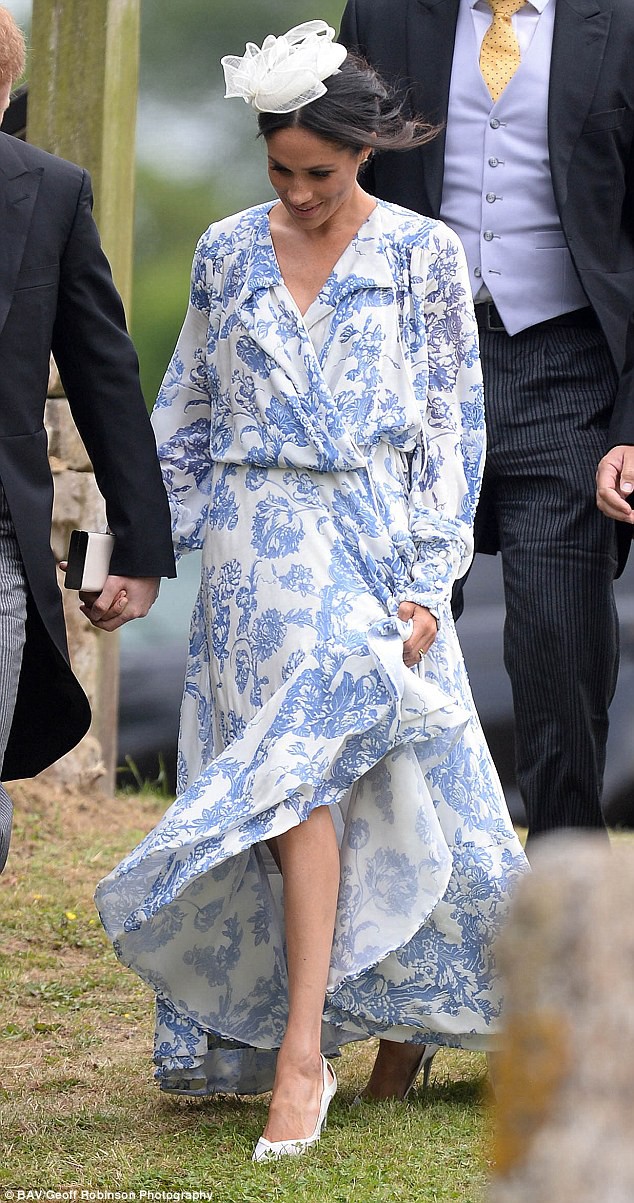 Meghan Markle bị chỉ trích khi tiền trang phục trong 2 tháng của cô còn nhiều hơn tủ quần áo cả năm của Kate Middleton - Ảnh 5.