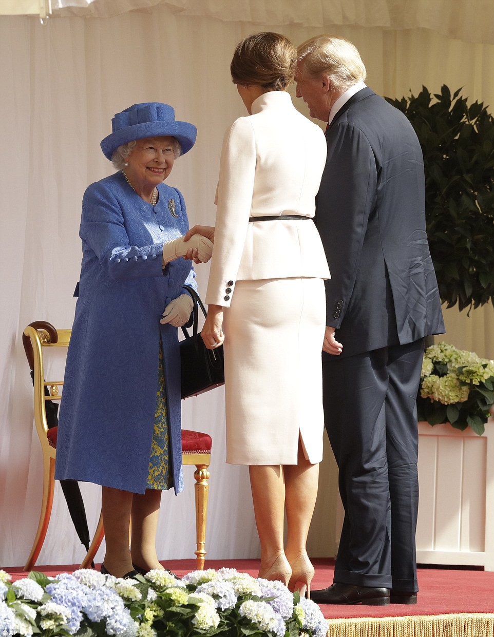 Lý do thực sự khiến Đệ nhất phu nhân Mỹ Melania Trump không cúi chào Nữ hoàng Anh - Ảnh 1.