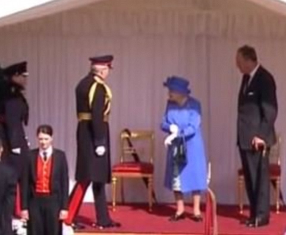 Tổng thống Trump 3 lần phá vỡ quy tắc hoàng gia khi diện kiến Nữ hoàng Anh tại lâu đài Windsor - Ảnh 2.