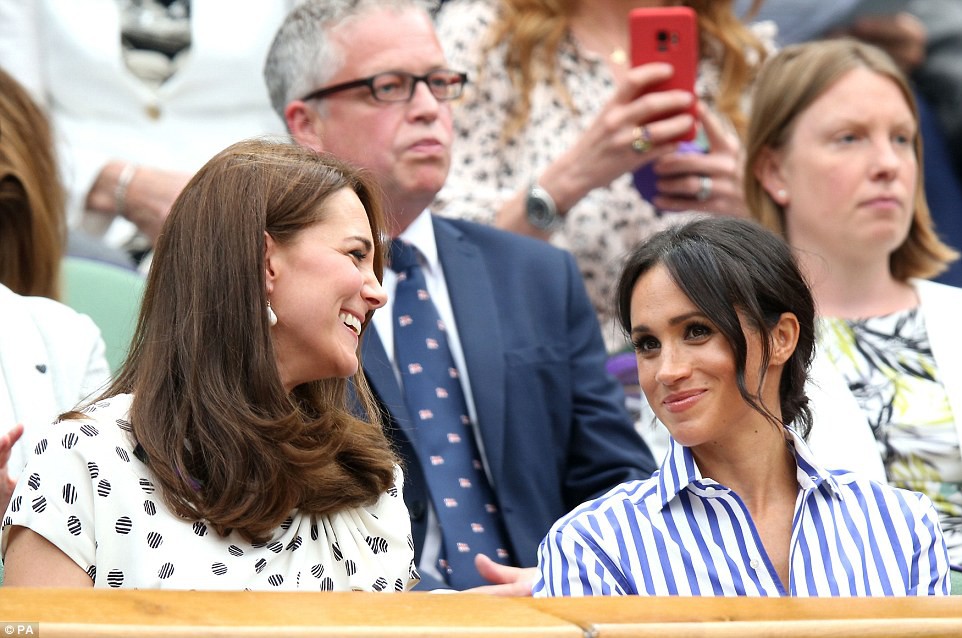 Công nương Kate và Meghan “tâm đầu ý hợp” khi lần đầu xuất hiện cùng nhau không có chồng hộ tống - Ảnh 4.