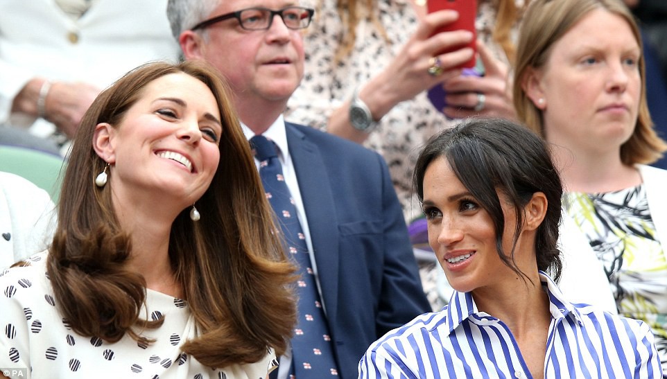 Công nương Kate và Meghan “tâm đầu ý hợp” khi lần đầu xuất hiện cùng nhau không có chồng hộ tống - Ảnh 3. Công nương Kate và Meghan “tâm đầu ý hợp” khi lần đầu xuất hiện cùng nhau không có chồng hộ tống - Ảnh 3.