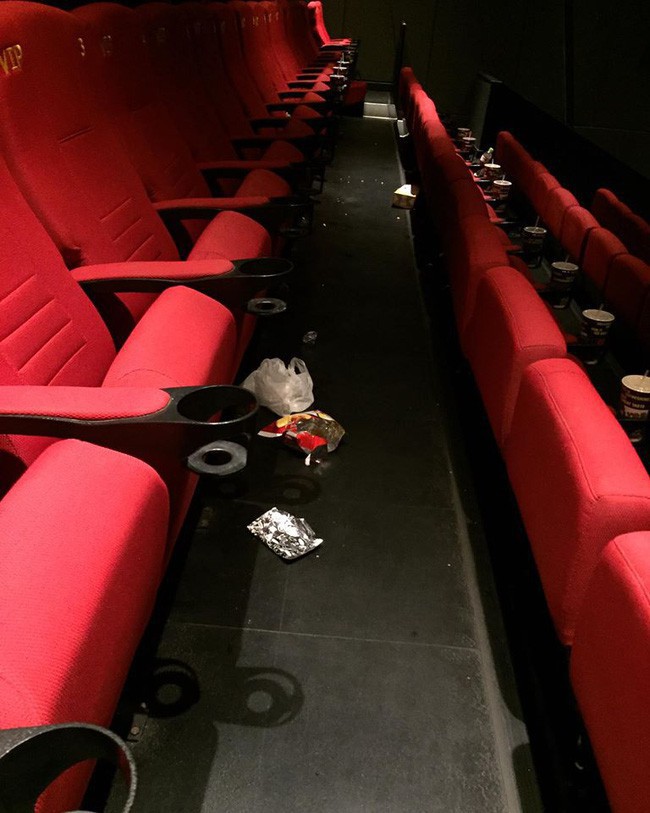 Hình ảnh cô gái kém duyên ngồi lên đùi bạn trai trong rạp chiếu phim nhận nhiềugạch đá trên MXH - Ảnh 5.
