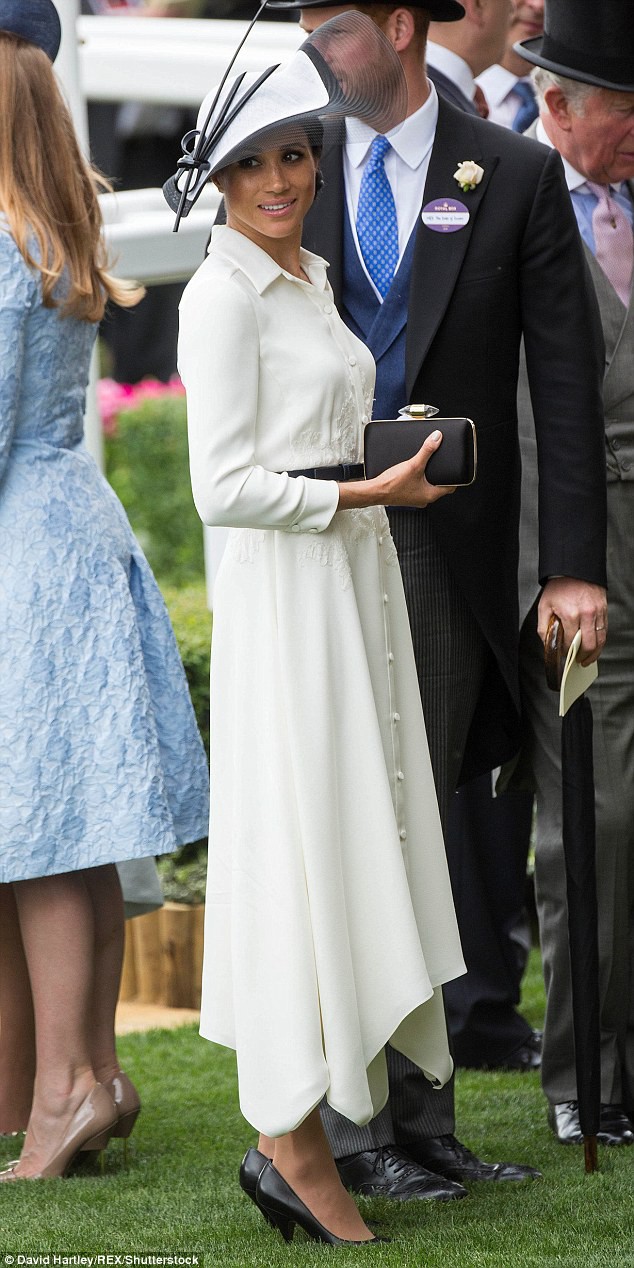 Meghan Markle bị chỉ trích khi tiền trang phục trong 2 tháng của cô còn nhiều hơn tủ quần áo cả năm của Kate Middleton - Ảnh 6.