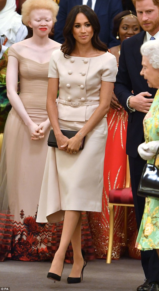 Meghan Markle bị chỉ trích khi tiền trang phục trong 2 tháng của cô còn nhiều hơn tủ quần áo cả năm của Kate Middleton - Ảnh 7.