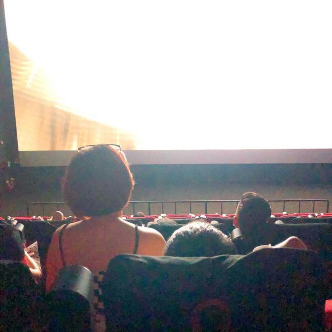 Hình ảnh cô gái kém duyên ngồi lên đùi bạn trai trong rạp chiếu phim nhận nhiềugạch đá trên MXH - Ảnh 1.