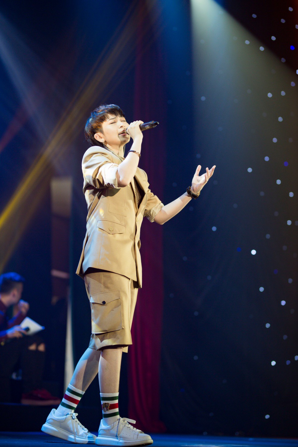 Gil Lê rơi nước mắt vì món quà sinh nhật bất ngờ từ người hâm mộ tại fan meeting - Ảnh 3. Gil Lê rơi nước mắt vì món quà sinh nhật bất ngờ từ người hâm mộ tại fan meeting - Ảnh 3.