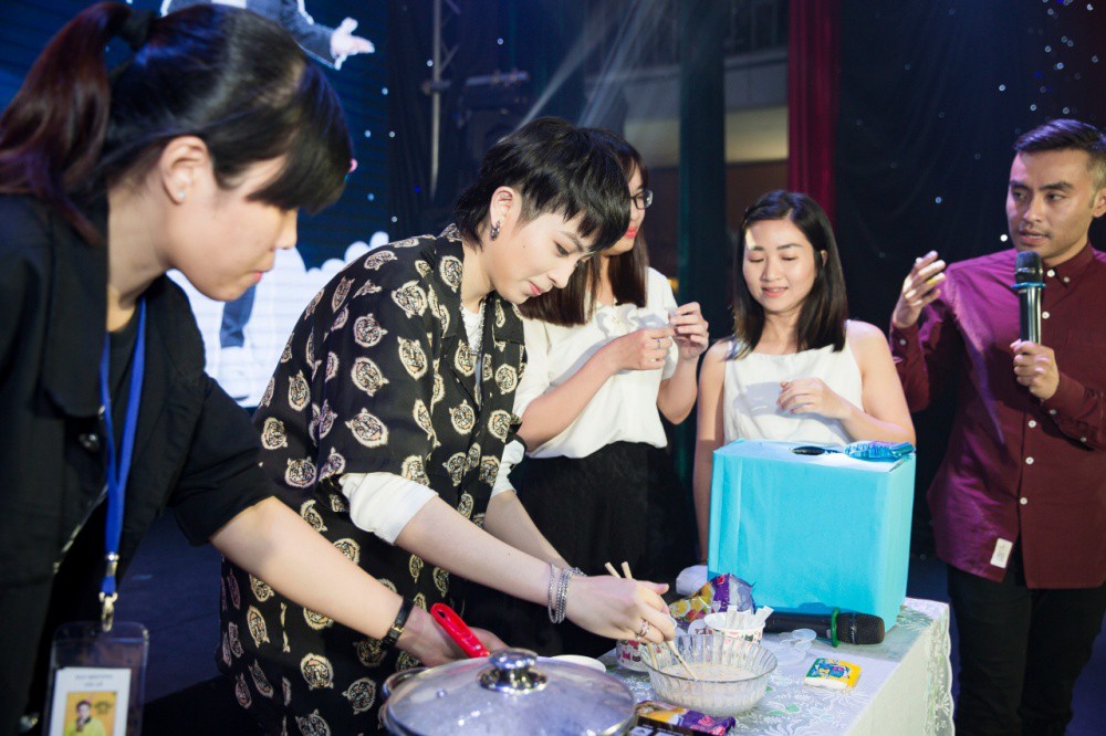 Gil Lê rơi nước mắt vì món quà sinh nhật bất ngờ từ người hâm mộ tại fan meeting - Ảnh 5. Gil Lê rơi nước mắt vì món quà sinh nhật bất ngờ từ người hâm mộ tại fan meeting - Ảnh 5.